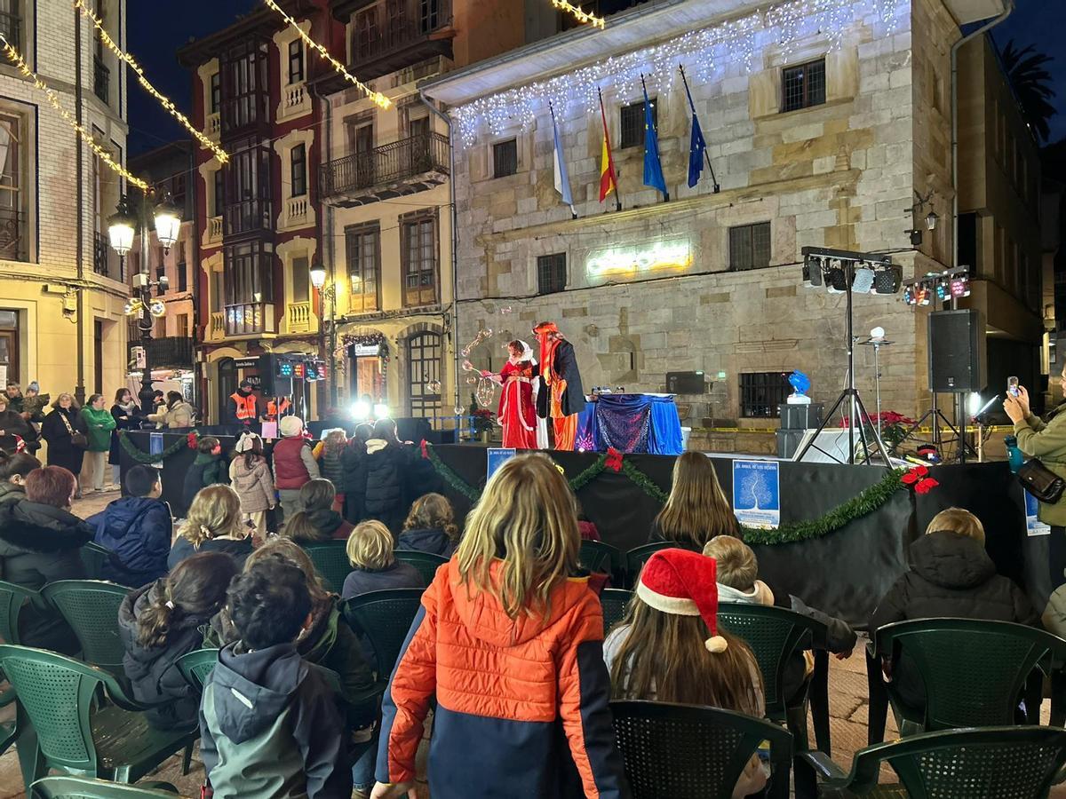 El "Árbol de los deseos" ilumina Ribadesella
