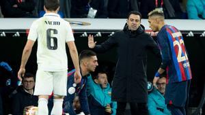 Xavi Hernández pidiendo calma en una acción del partido en el Bernabéu
