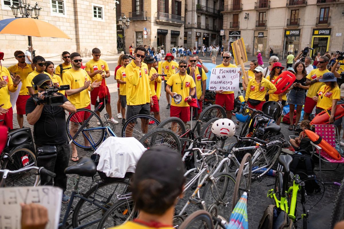 Los socorristas de Barcelona protestan contra la precariedad y la falta de personal