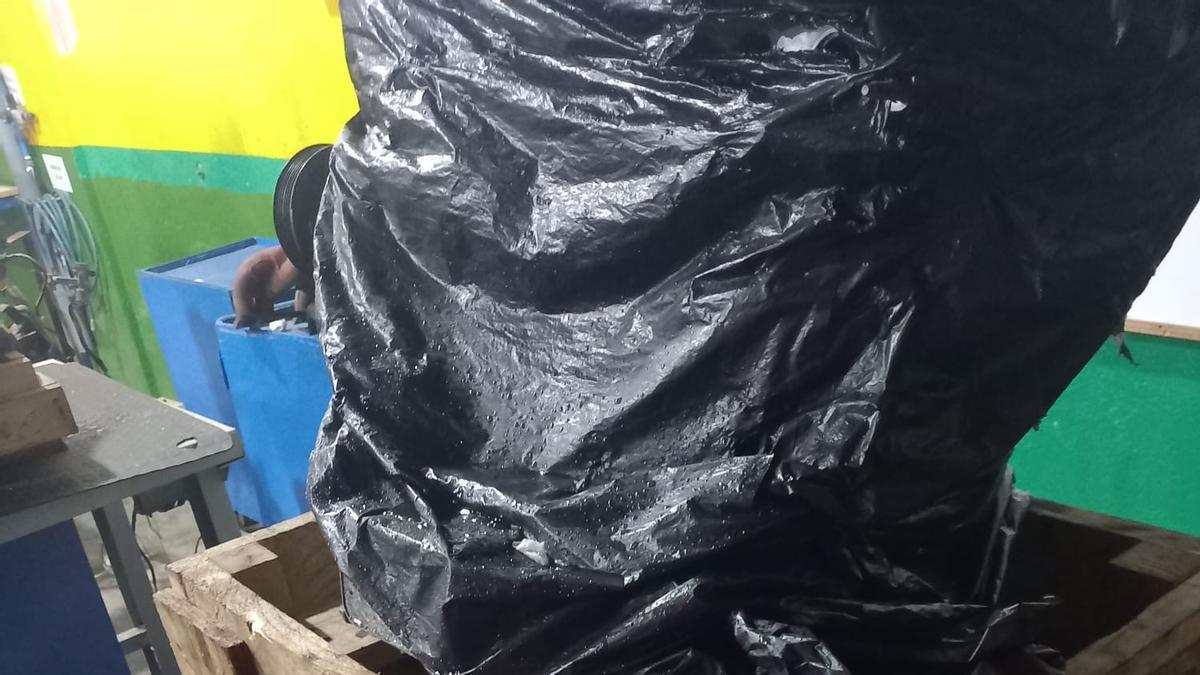 Uno de los motores de las aulas afectadas tapado con una bolsa de plástico para evitar que se estropee.