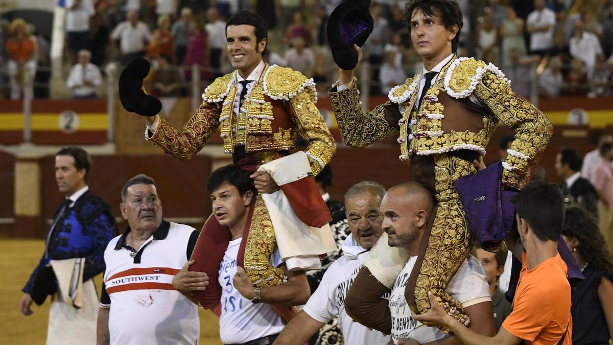 Los diestros Roca Rey (d) y Emilio de Justo salen a hombros tras la corrida celebrada este domingo en la plaza de toros de Almería.