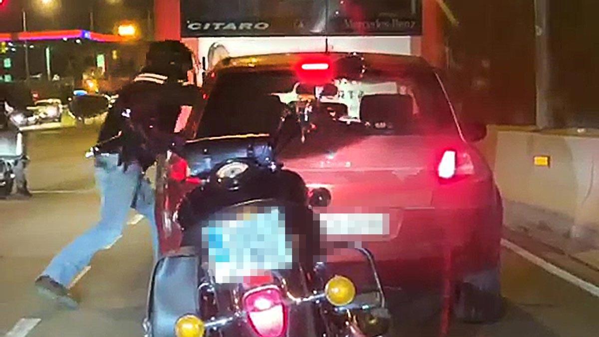 Un motorista agrede al conductor de un coche en la Meridiana de Barcelona