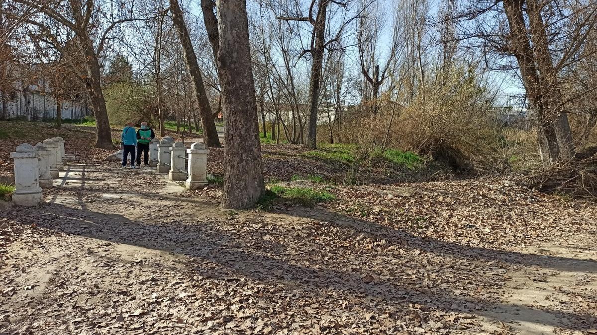 Dos vecinos en el parque del Cascajar de Lucena.