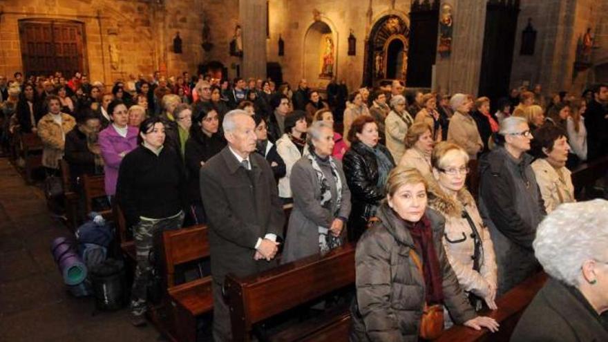 Numerosos fieles acudieron ayer a la misa que tuvo lugar en la basílica de Santa María. // Gustavo Santos