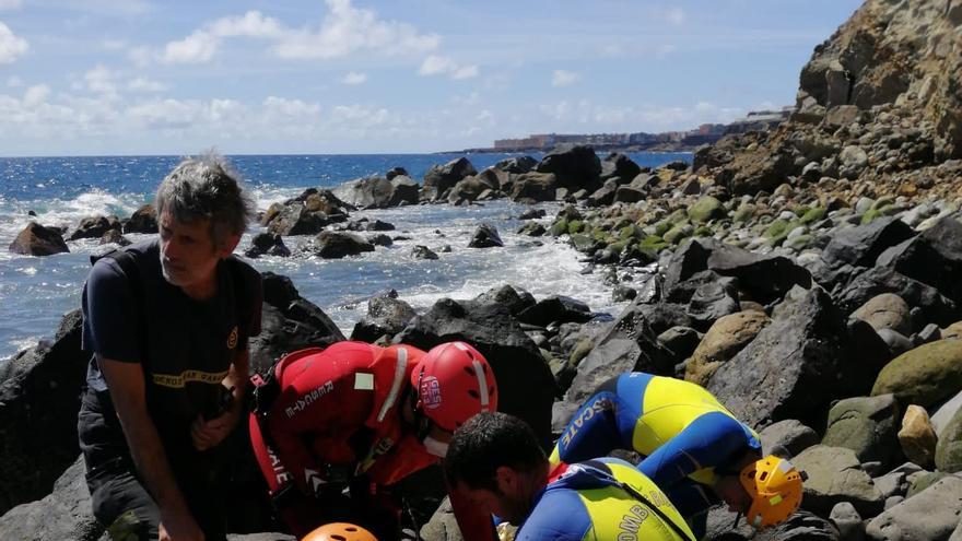 Dos pescadores salvaron la vida al mariscador que se había caído en la costa de Telde