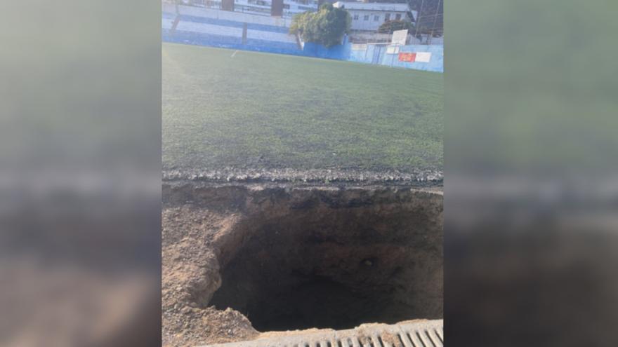 El PSOE de Santa Cruz pide que se tape el «tremendo agujero» del campo de fútbol de La Salud