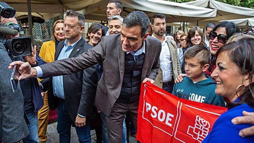 Sánchez, fent-se una foto amb simpatitzants, va celebrar la confirmació de l&#039;ONU.