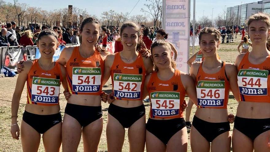 Alba Cebrián, con el dorsal 542, junto a sus compañeras de la selección valenciana de atletismo.