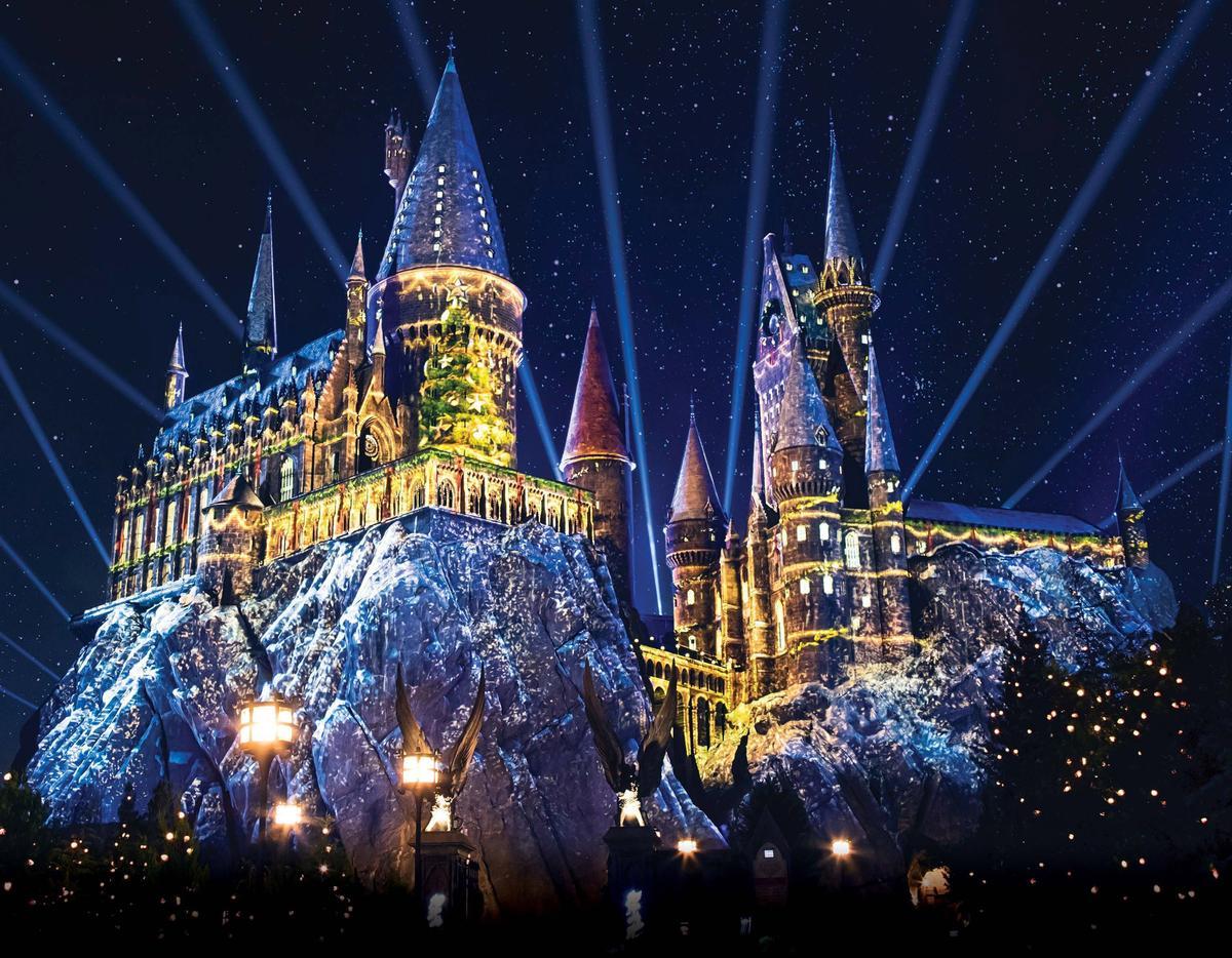 Ilustración del castillo de Hogwarts de Harry Potter. El parque Universal Studios Hollywood en Los Ángeles (EE.UU.) se ha empapado de espíritu navideño para una programación especial por las fiestas que tiene a Harry Potter y al Grinch como protagonistas.