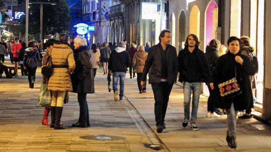 Gente paseando en la calle Alcalde Rei Daviña, en una imagen de archivo. // Iñaki Abella