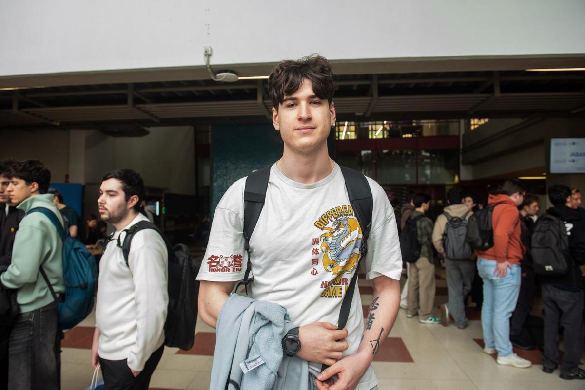 Rafael, estudiante de informática, en la Feria de Emprego