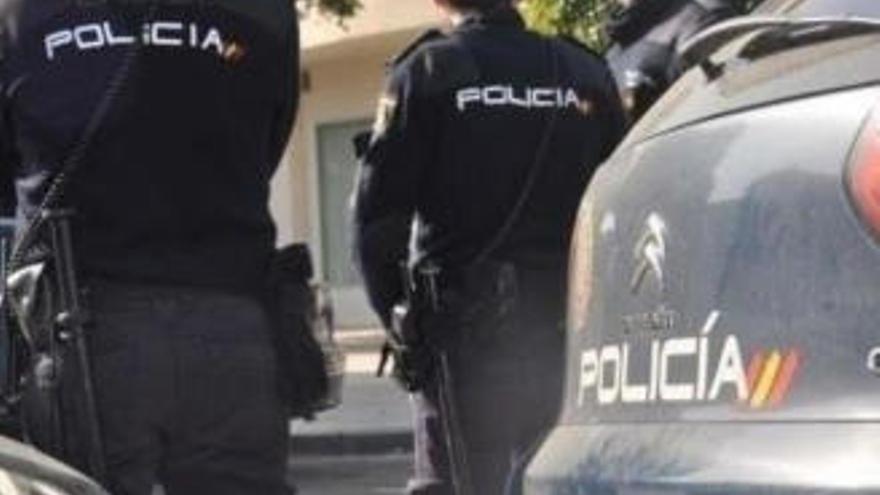 Los agentes encontraron la bolsa que el detenido intentó ocultar.