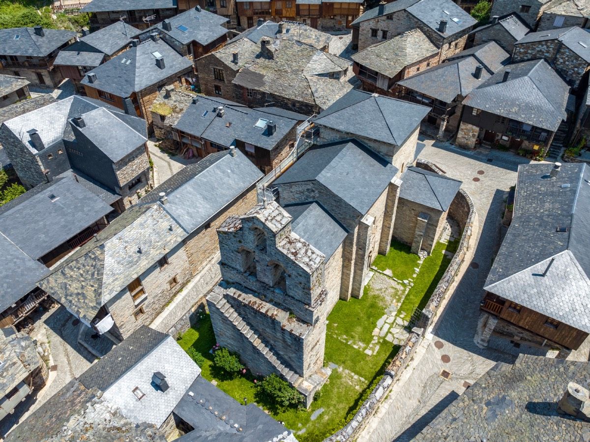 El precioso paisaje de tejados negros de Peñalba de Santiago