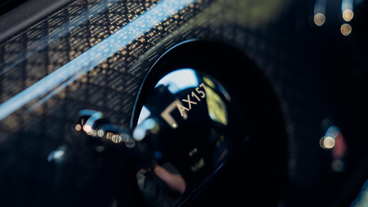 Entre los detalles más curiosos aparece la matrícula AX157, la misma que llevaba el Rolls-Royce vencedor del Tourist Trophy de 1906.