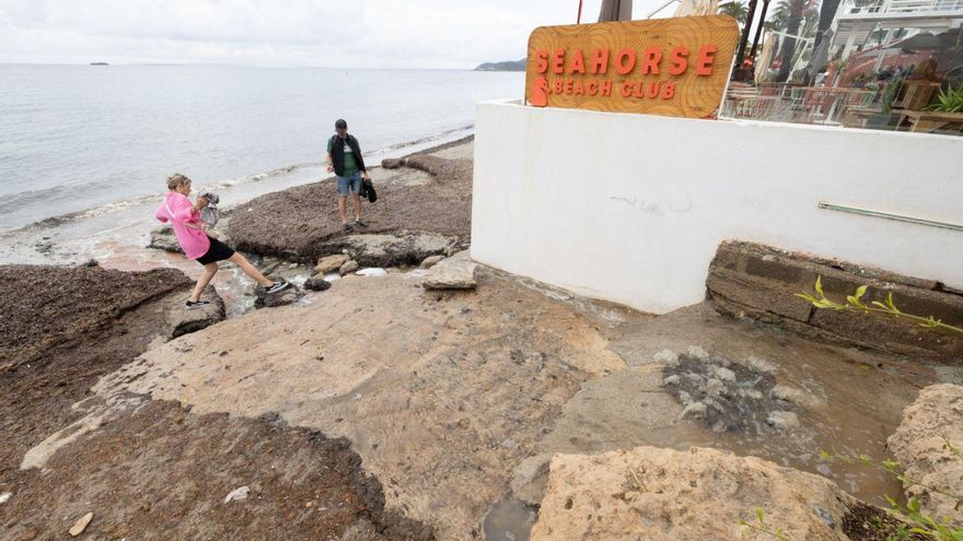 Imagen de archivo de la alcantarilla que desborda agua al final de la calle Fray Luís de León. | VICENT MARÍ