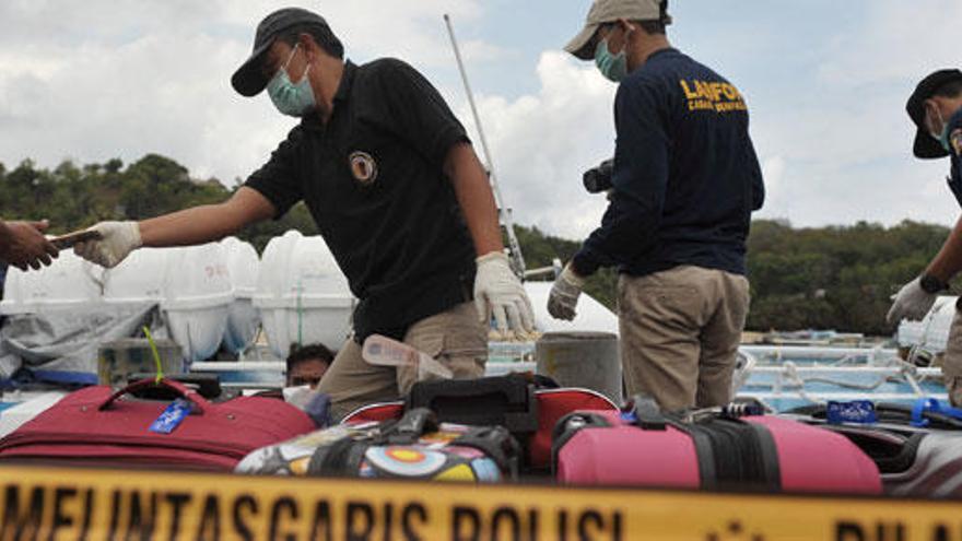 Policías forenses de Bali inspeccionan el equipaje del barco.