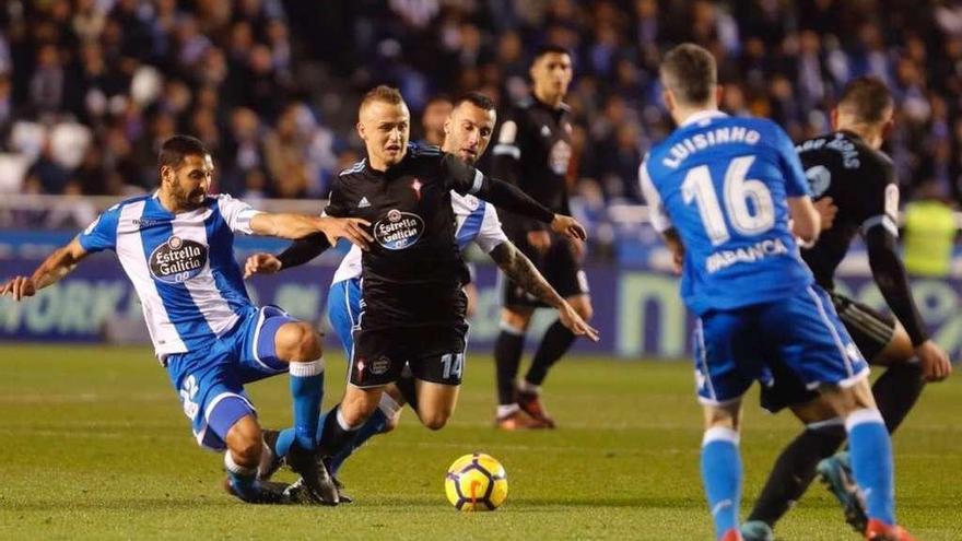 Stanislav Lobotka recibe una falta de un jugador del Deportivo el pasado día 23. // José Lores