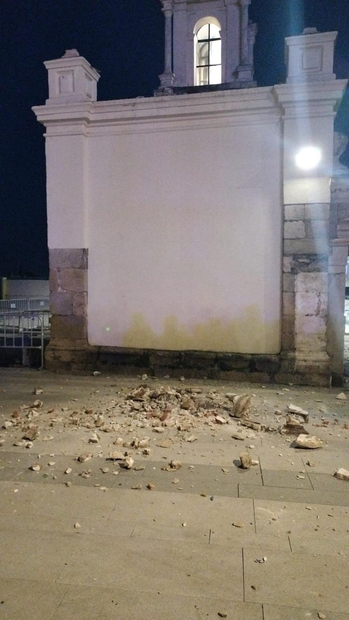 Destrozos en el Hornito de Mérida al paso de una carroza de la Cabalgata de Reyes Destrozos en el Hornito de Mérida al paso de una carroza de la Cabalgata de Reyes