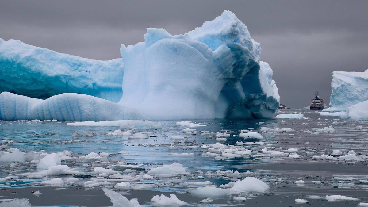 El calentamiento global está provocando la disminucion acelerada del hielo antártico.