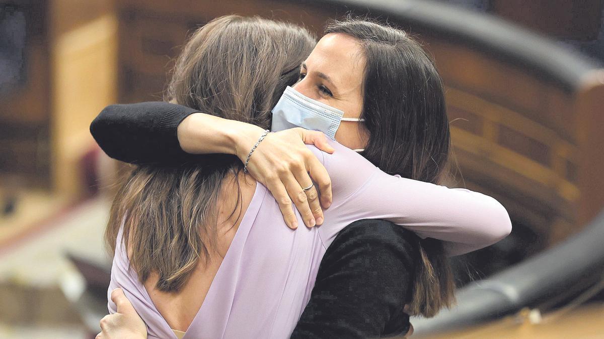 La ministra de Derechos Sociales y Agenda, Ione Belarra, abraza a la de Igualdad, Irene Montero, tras aprobarse la ley en el Congreso.