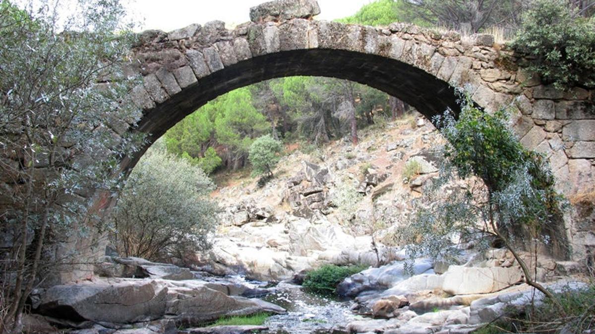 Uno de los puentes romanos que hay en La Adrada.