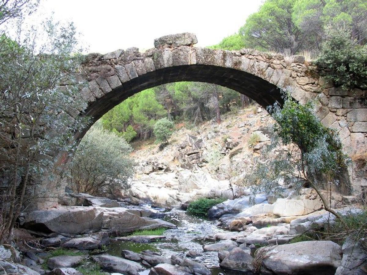 Uno de los puentes romanos que hay en La Adrada.
