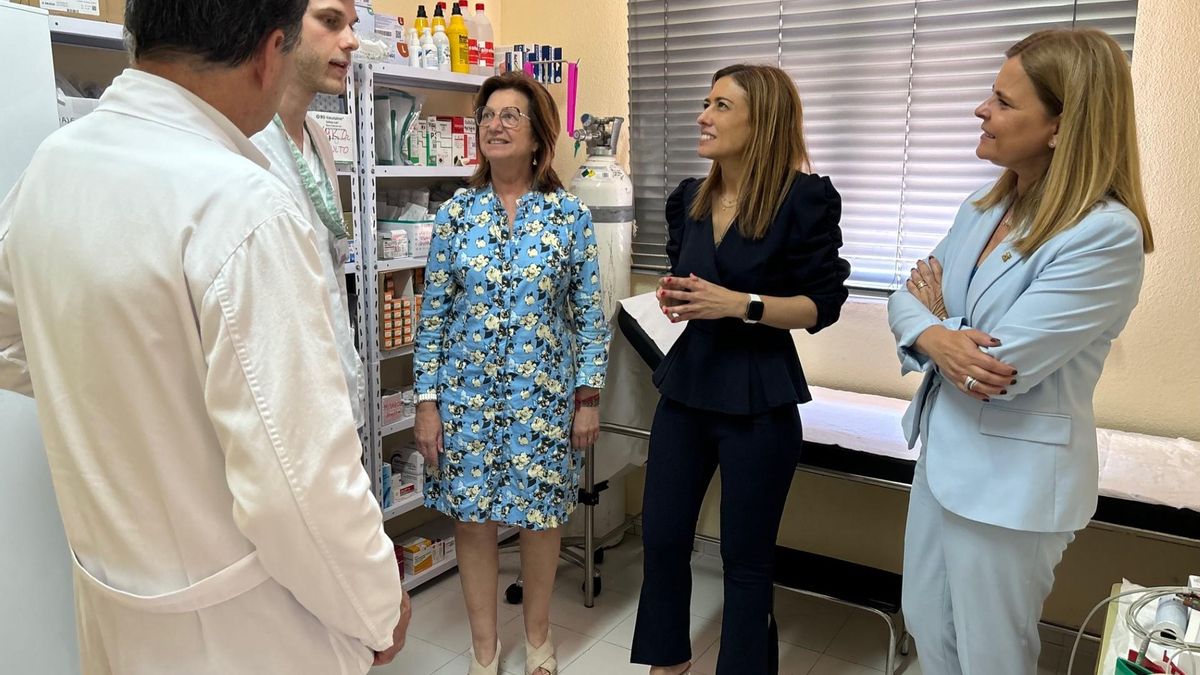 Imagen de archivo de la alcaldesa durante una visita al consultorio médico de la playa durante el pasado verano del 2024.