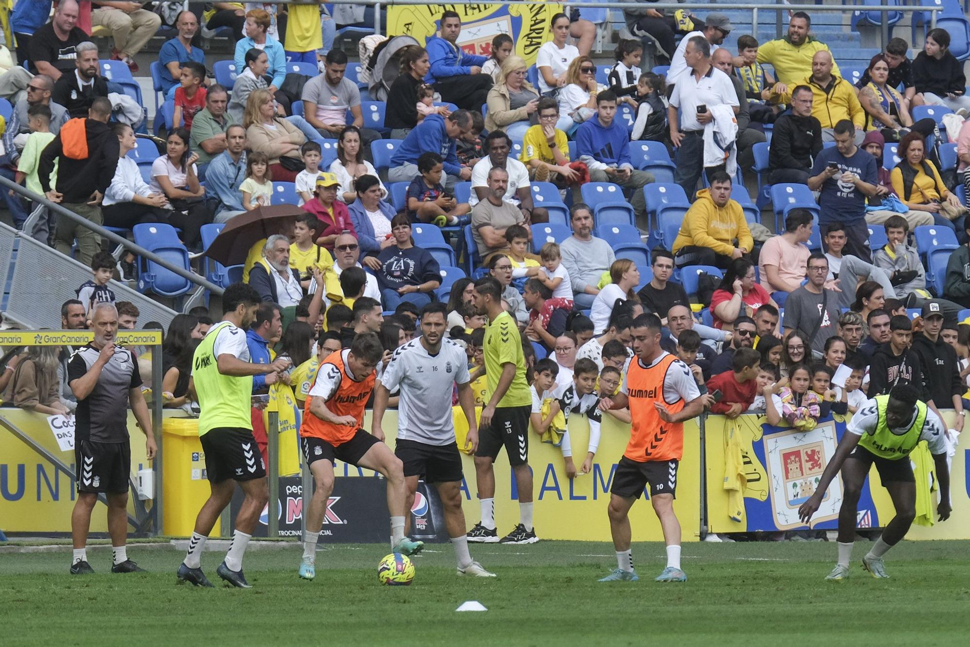 La UD Las Palmas entrena a puerta abierta