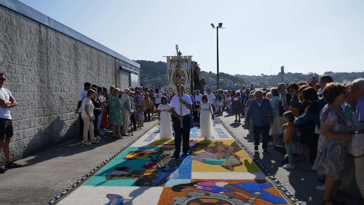 Un momento de la procesión del año pasado sobre una alfombra en el entorno de la lonja de Bueu.