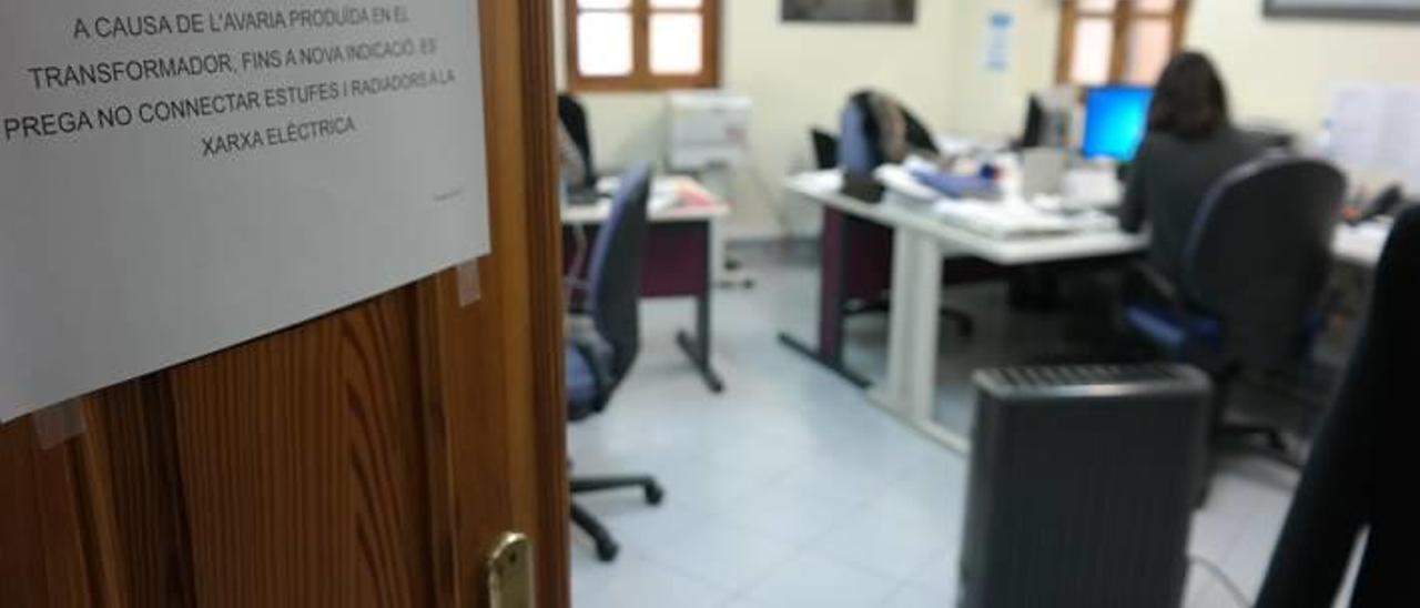 Goteras en la sede de la conselleria y rendijas por la que escapa el calor en invierno.