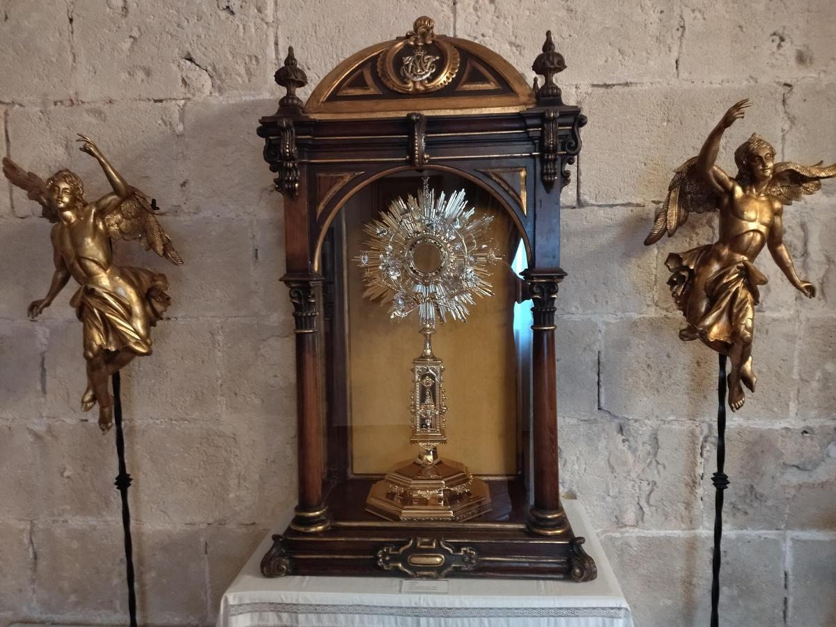 Custodia de plata y, a cada lado, las tallas de los ángeles