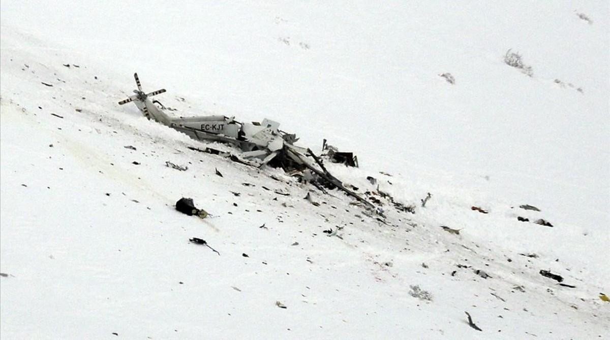 icoy37022270 the wreckage of an helicopter lies in the snow after crashin170124155512