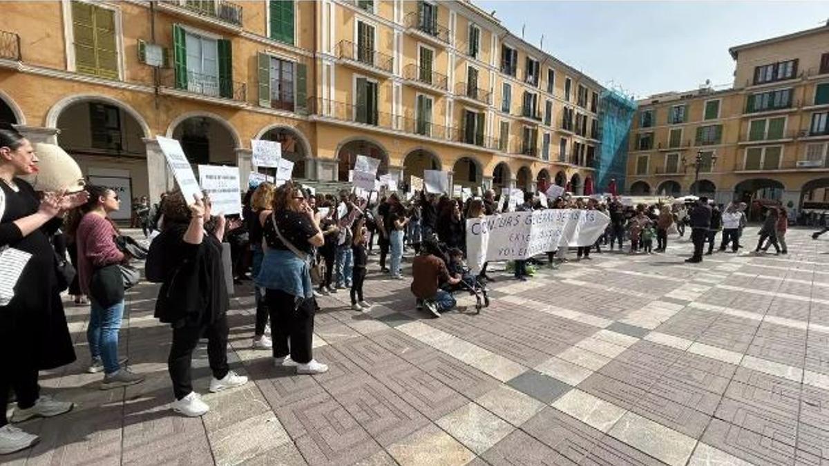 Concentración del pasado marzo de opositores con plaza adjudica en otra isla / NC