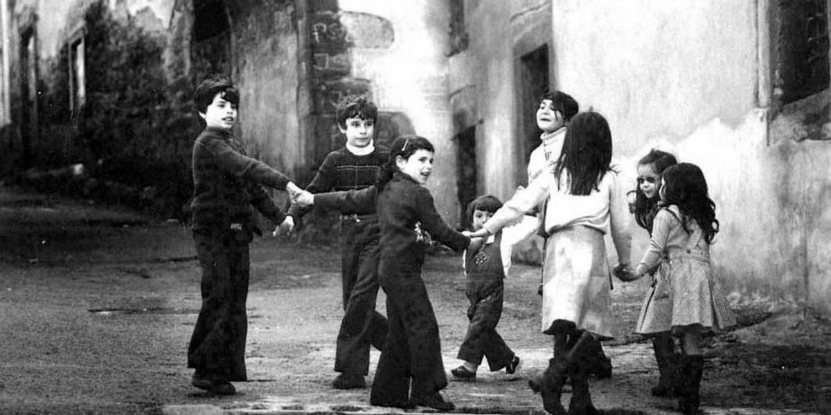 Un grupo de niños jugando en las cercanías del palacio del Marqués de Ferrera, en una instantánea incluida en la exposición.