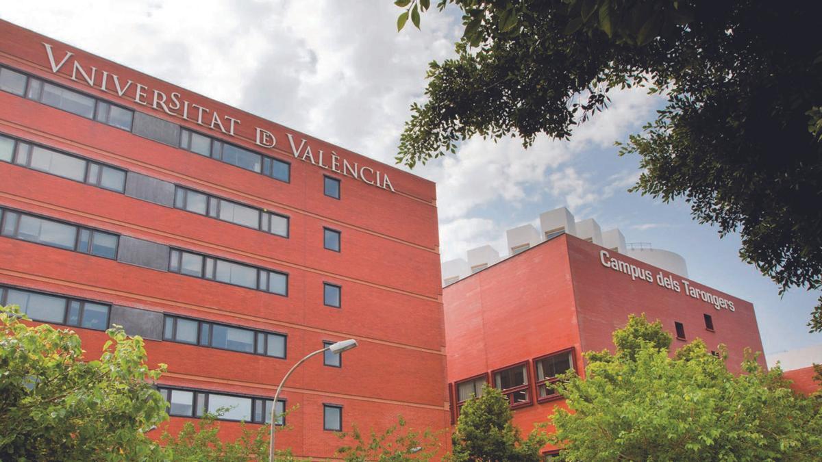 Los edificios de ladrillo rojo
característicos del Campus de 
la Universitat de València en 
Tarongers. f.b.j
