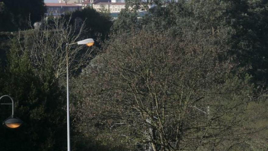 Un radar móvil de Tráfico, estacionado en Nubledo durante una pasada campaña de control de la velocidad desarrollada en Corvera.