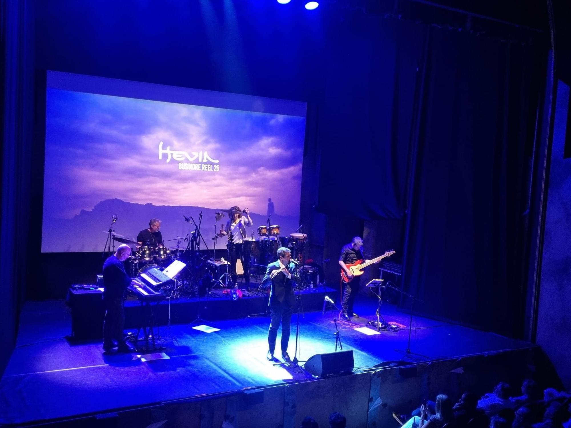 EN IMÁGENES | Hevia celebra los 25 años de "Tierra de nadie" con lleno en el teatro La Latina de Madrid