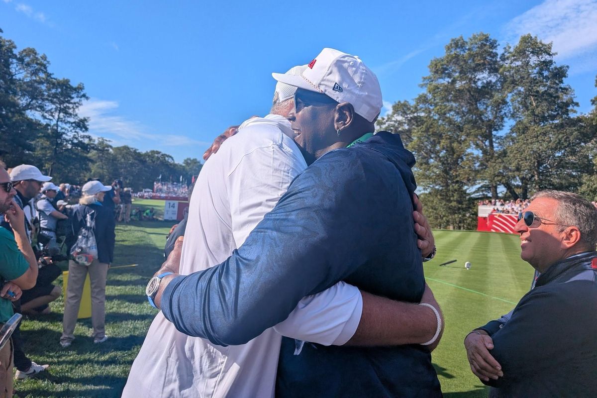 Kukoc y Jordan se funden en un abrazo durante la jornada de la Ryder Cup