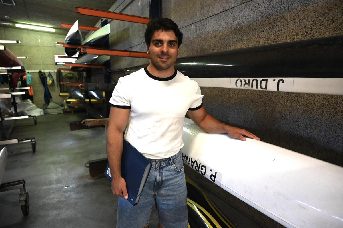 Pablo Graña, en el Centro Gallego de Tecnificación de Pontevedra, con su canoa y los apuntes.