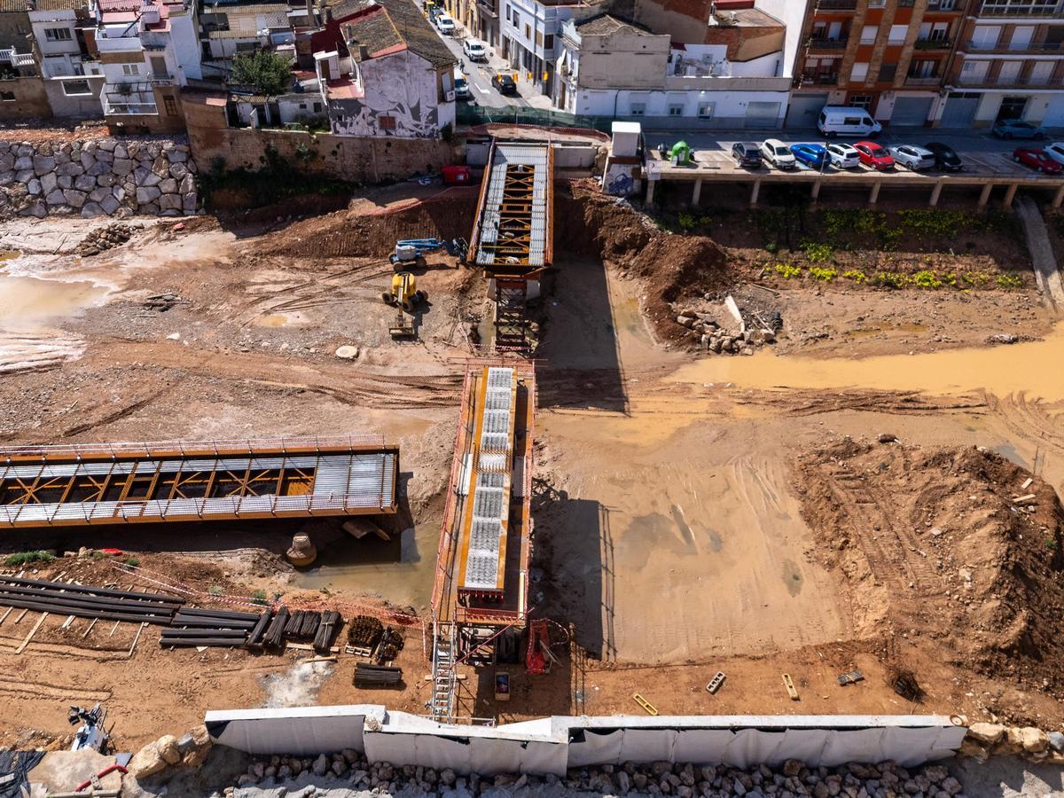 Construcción de la pasarela del carrer del Convent en Paiporta.