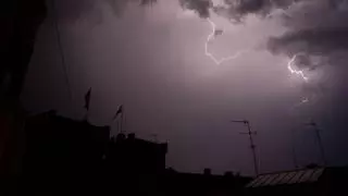 Una tormenta con granizo descarga esta noche en València