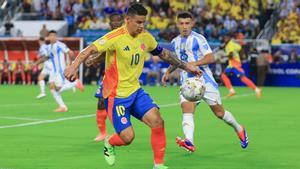 James Rodríguez (i) de Colombia controla un balón en la final de la Copa América 2024