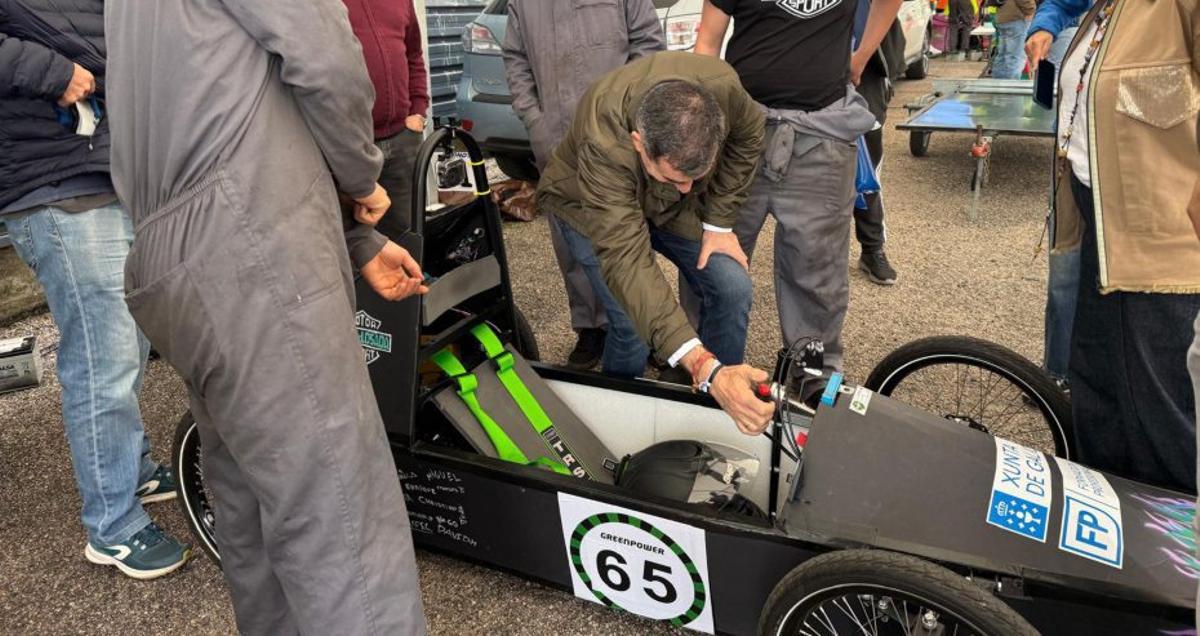 Román Rodríguez inspecciona uno de los bólidos.  |