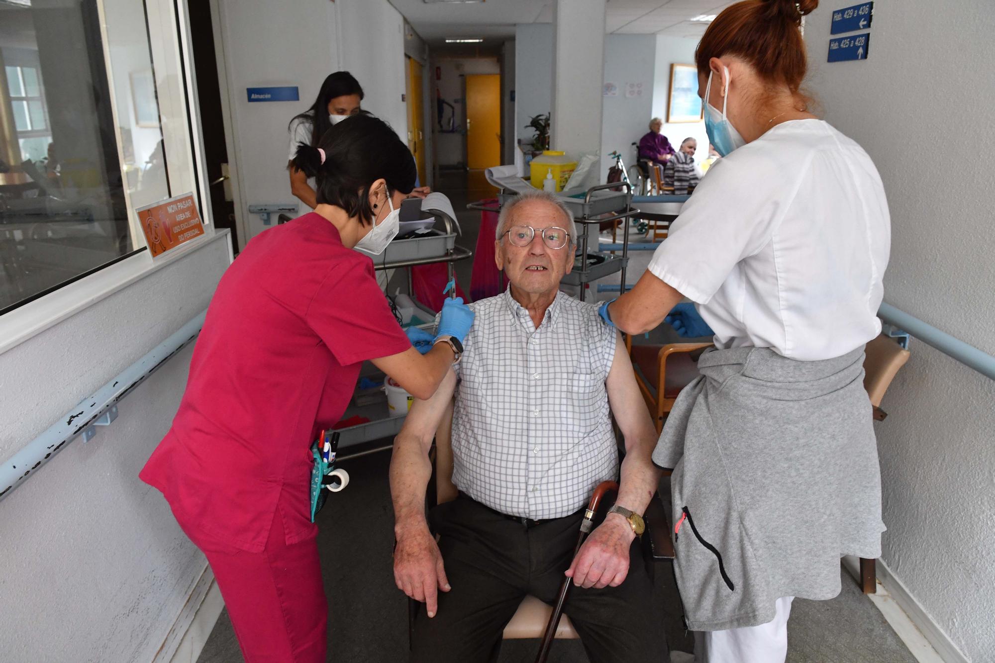 Cuarta dosis contra el COVID y vacuna de la gripe en residencias de mayores de A Coruña