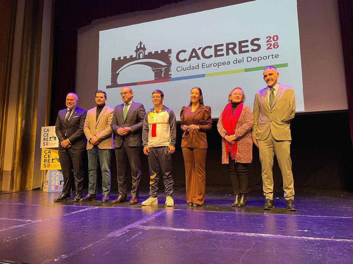 Foto de familia al finalizar la Gala del Deporte, celebrada este martes en Cáceres.