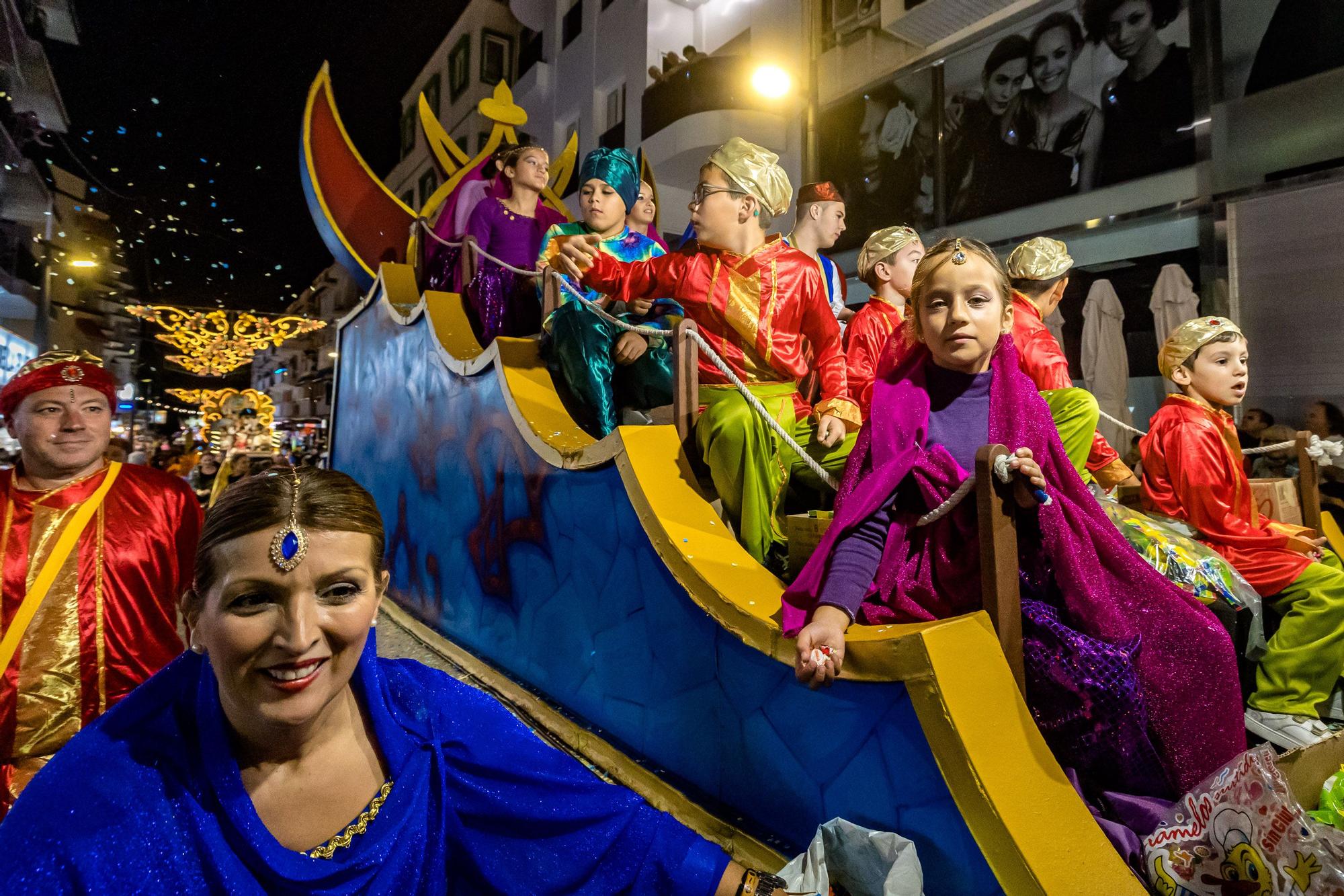 Desfile de carrozas y castillo de fuegos para despedir las Fiestas de Benidorm