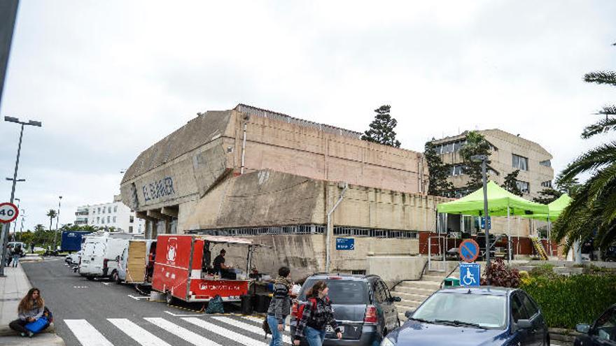 Detalle del operativo desplegado alrededor del Edificio de Ciencias Económicas y Empresariales.