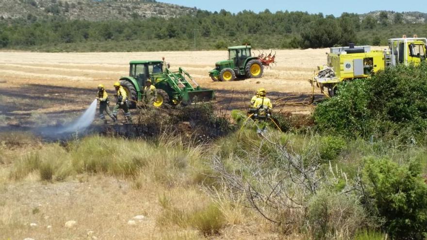 Agricultores y bomberos trabajan mano a mano para apagar las llamas.