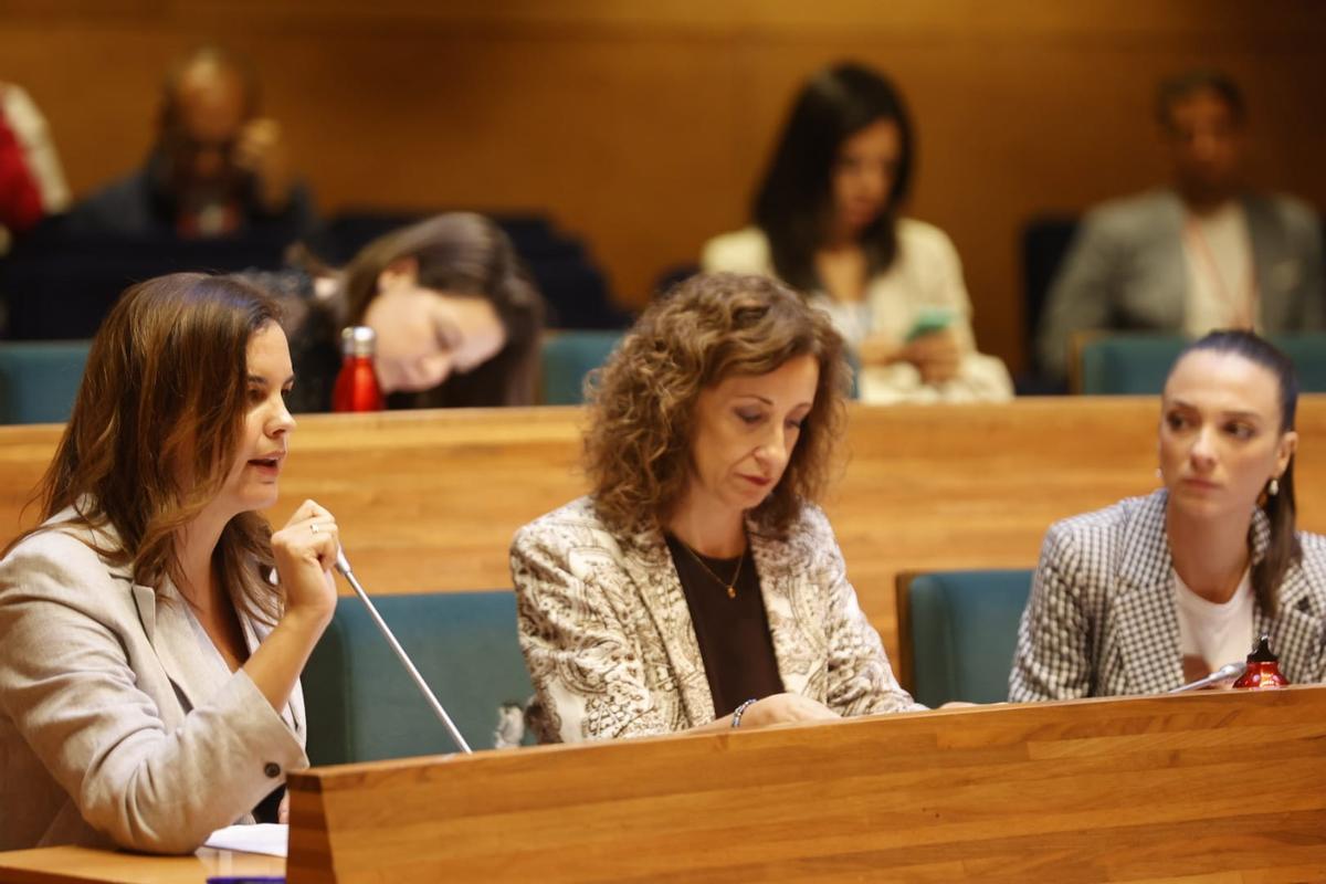 Sandra Gómez habla en el pleno, junto a Maite Ibáñez y Nuria Llopis.