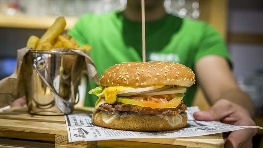 Una de las hamburguesas que pueden degustarse en Parque Principado.